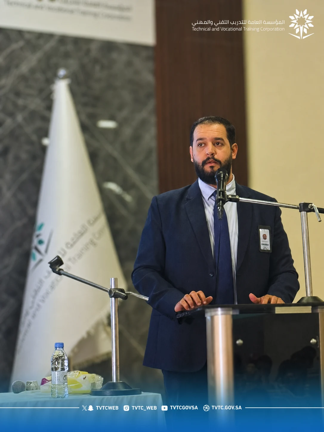 عبدالعزيز المالكي يقدم برنامج تهيئة المتدربين المستجدين من منصة القاعة