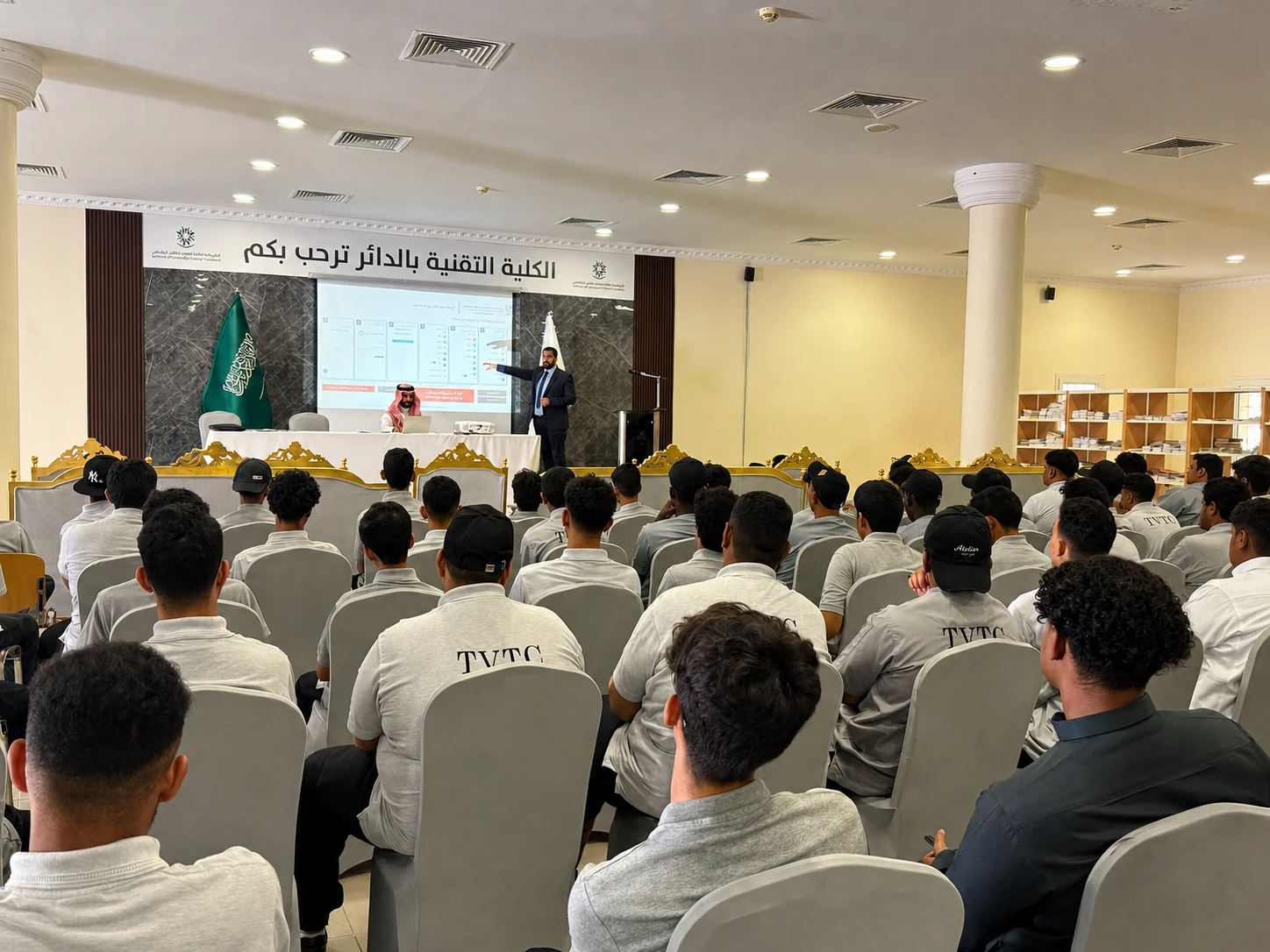 عبدالعزيز المالكي يشرح منصة التدريب الإلكتروني لمجموعة من المتدربين المستجدين